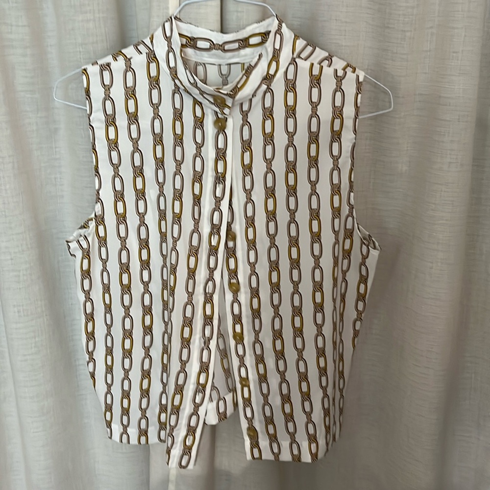 Beautiful button down 100% polyester, thin and cool blouse